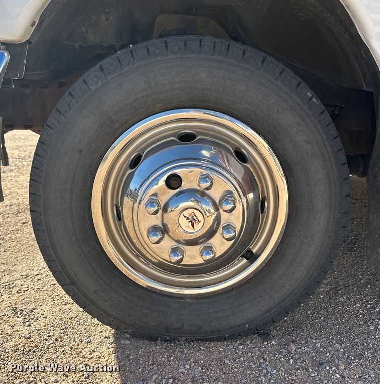 image for item IU9050 2001 Ford E450 Super Duty  ambulance