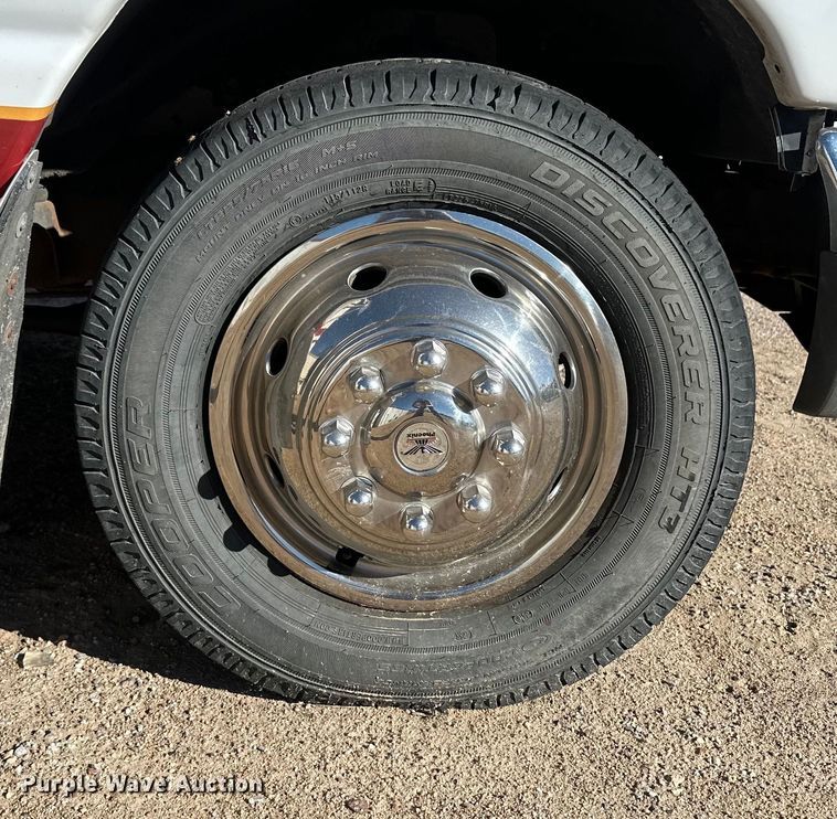 image for item IU9050 2001 Ford E450 Super Duty  ambulance