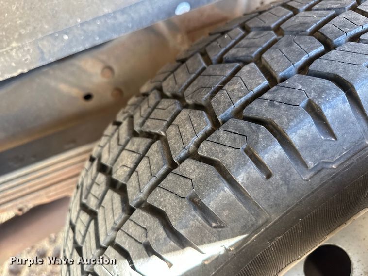 image for item IU9050 2001 Ford E450 Super Duty  ambulance