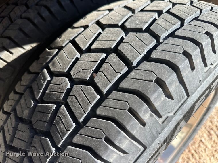 image for item IU9050 2001 Ford E450 Super Duty  ambulance