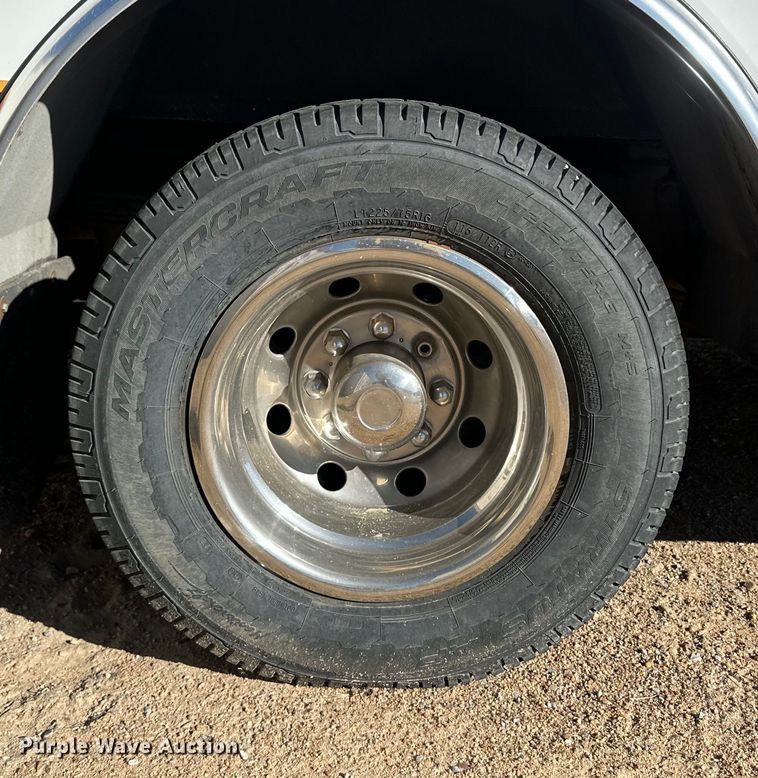 image for item IU9050 2001 Ford E450 Super Duty  ambulance