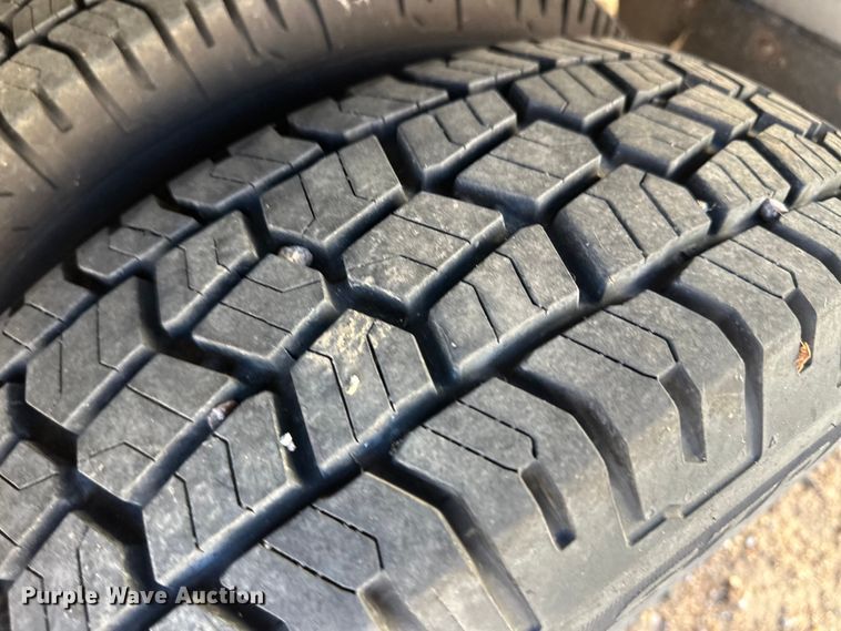 image for item IU9050 2001 Ford E450 Super Duty  ambulance