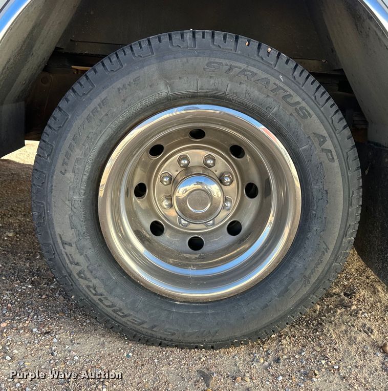 image for item IU9050 2001 Ford E450 Super Duty  ambulance