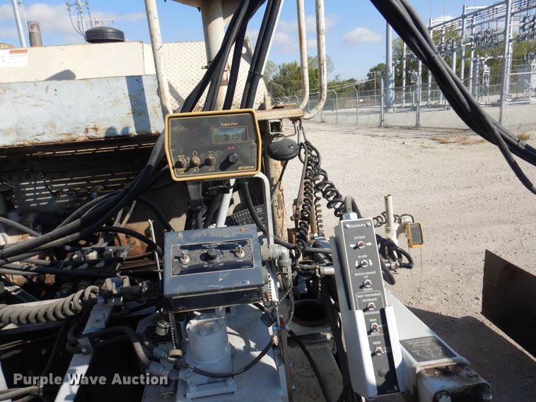 image for item KD9182 1997 Cedarapids CR461  paver