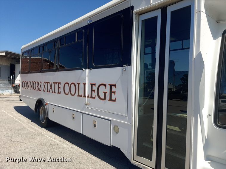 image for item KD9225 2006 GMC C5500  shuttle bus