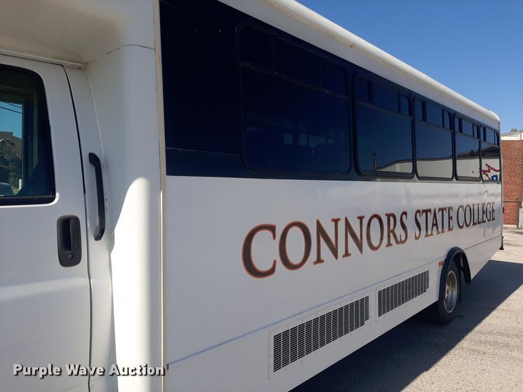 image for item KD9225 2006 GMC C5500  shuttle bus