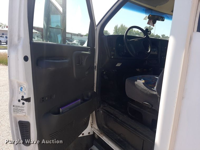 image for item KD9225 2006 GMC C5500  shuttle bus