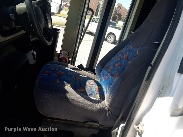 image for item KD9225 2006 GMC C5500  shuttle bus