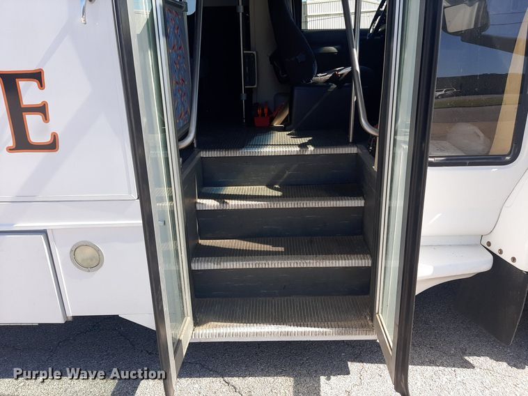 image for item KD9225 2006 GMC C5500  shuttle bus