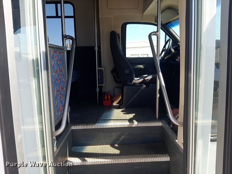 image for item KD9225 2006 GMC C5500  shuttle bus