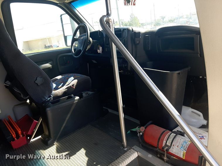 image for item KD9225 2006 GMC C5500  shuttle bus