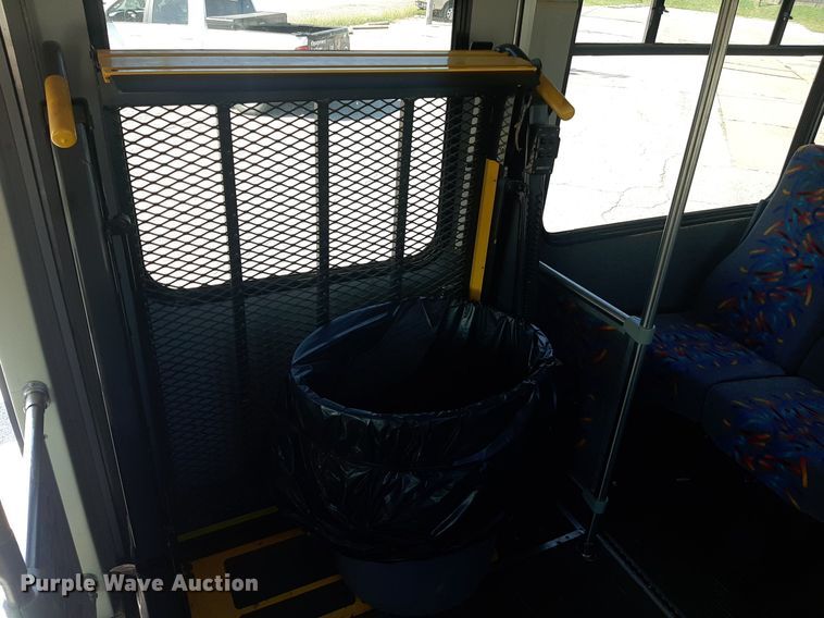 image for item KD9225 2006 GMC C5500  shuttle bus