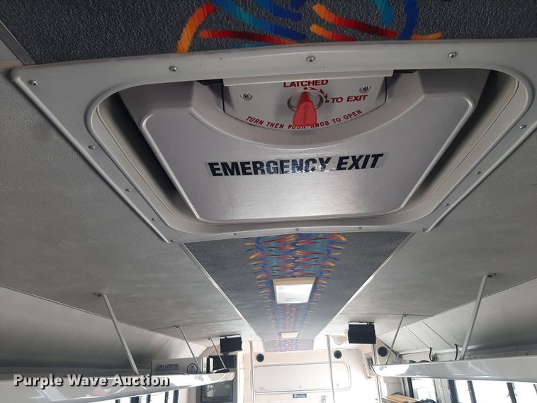 image for item KD9225 2006 GMC C5500  shuttle bus