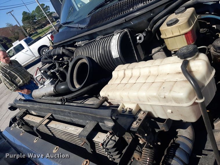 image for item KD9225 2006 GMC C5500  shuttle bus