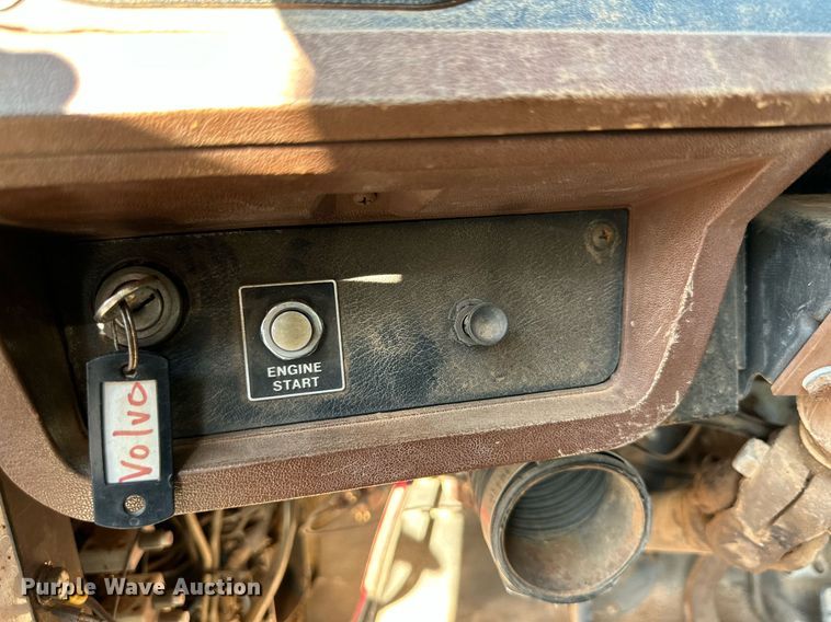 image for item KM9808 1989 White GMC WCS  dump truck