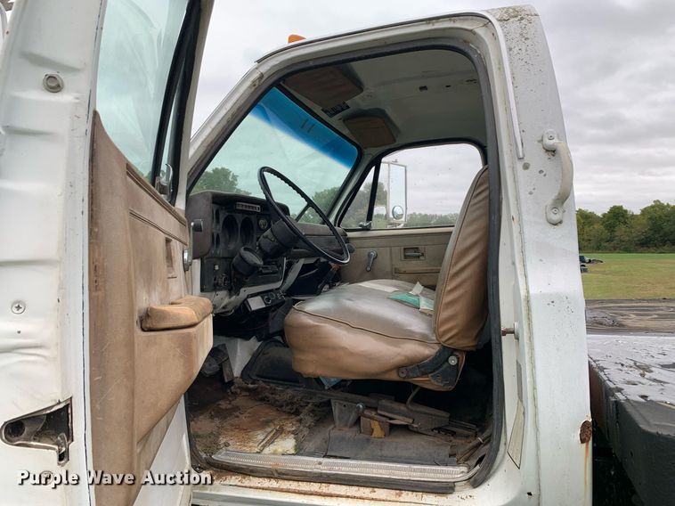 image for item LH9671 1986 Chevrolet CC7D042  flatbed truck