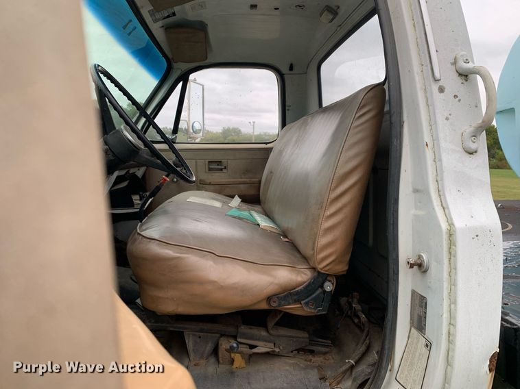 image for item LH9671 1986 Chevrolet CC7D042  flatbed truck