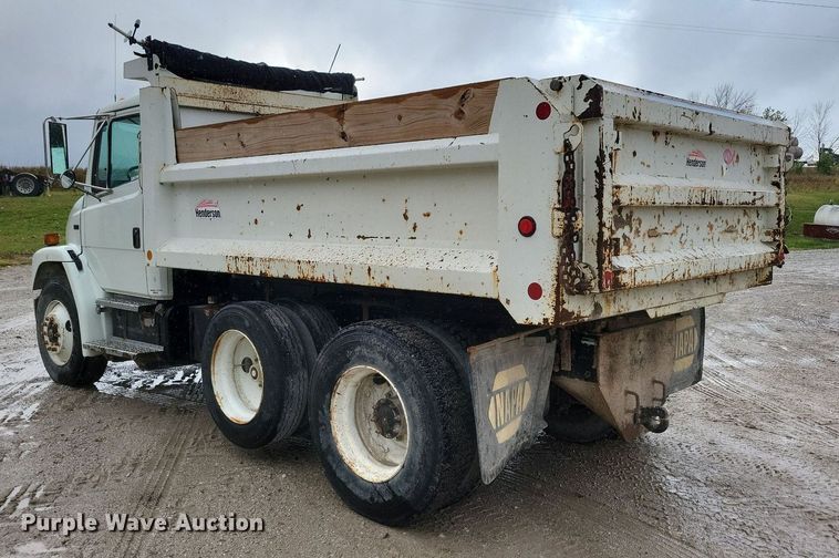 image for item LO9842 2000 Freightliner FL70  dump truck