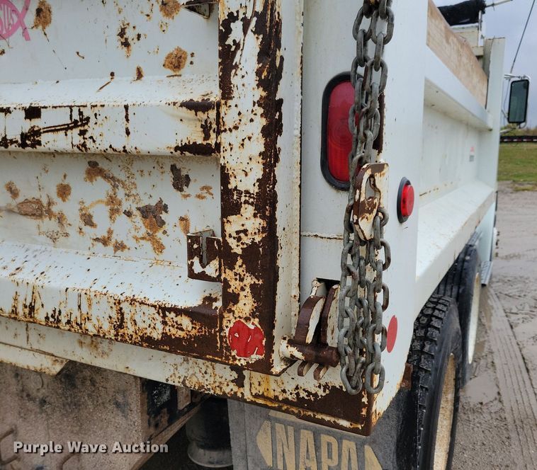 image for item LO9842 2000 Freightliner FL70  dump truck