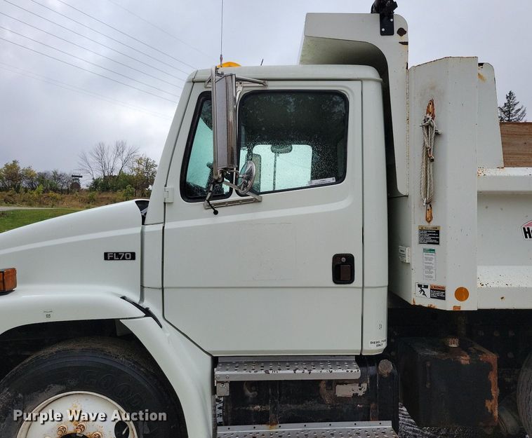 image for item LO9842 2000 Freightliner FL70  dump truck