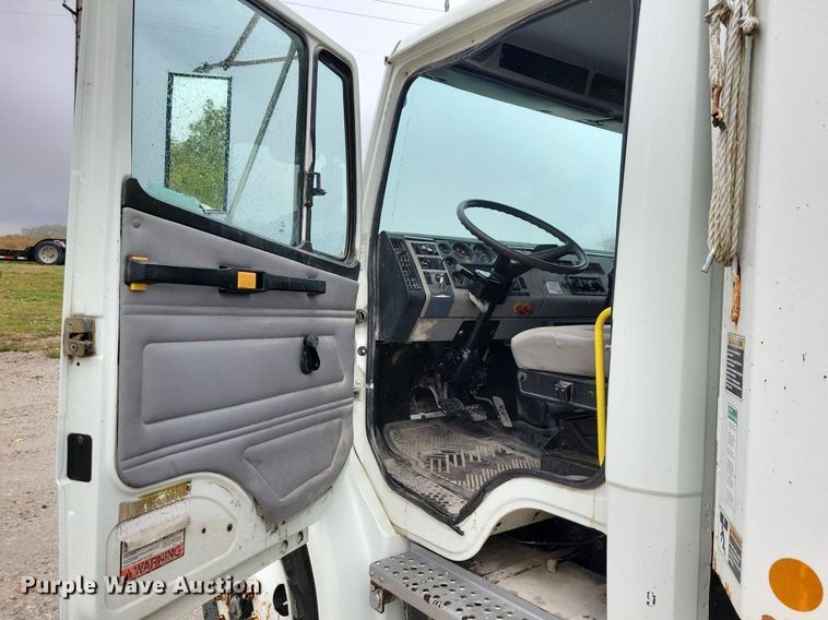 image for item LO9842 2000 Freightliner FL70  dump truck