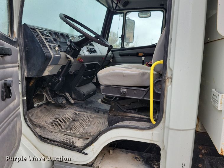 image for item LO9842 2000 Freightliner FL70  dump truck