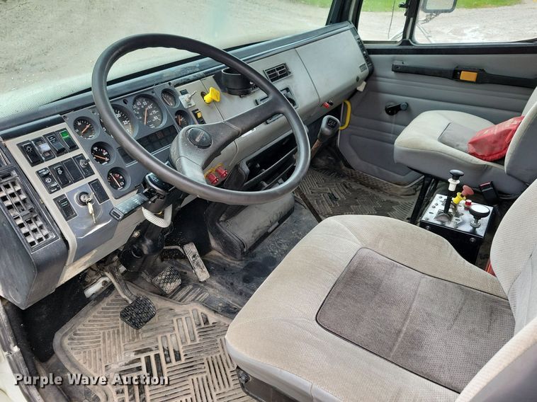 image for item LO9842 2000 Freightliner FL70  dump truck