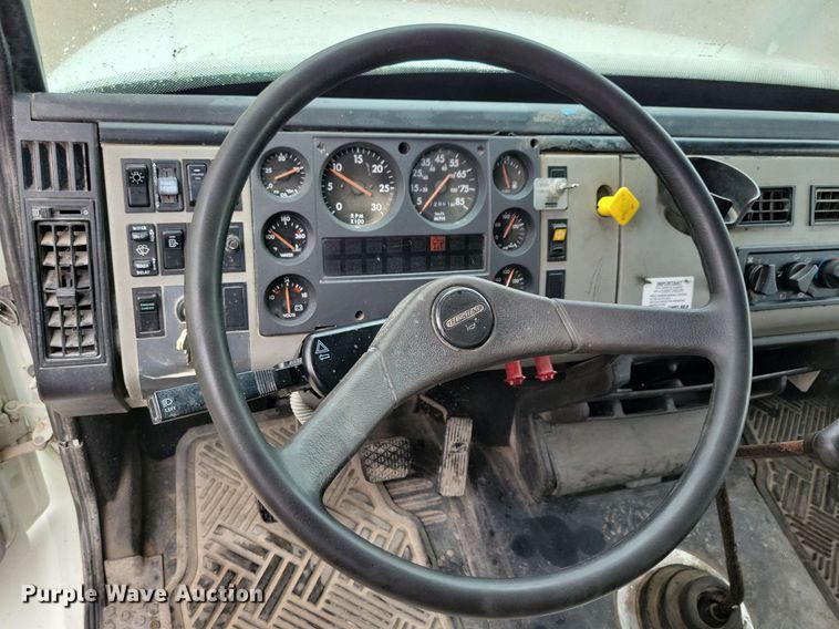 image for item LO9842 2000 Freightliner FL70  dump truck