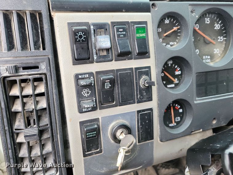 image for item LO9842 2000 Freightliner FL70  dump truck