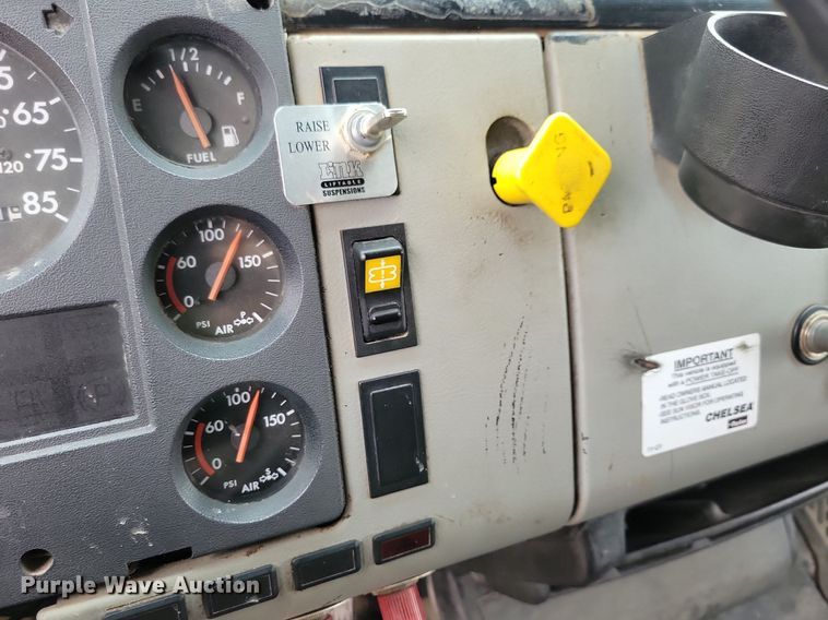 image for item LO9842 2000 Freightliner FL70  dump truck