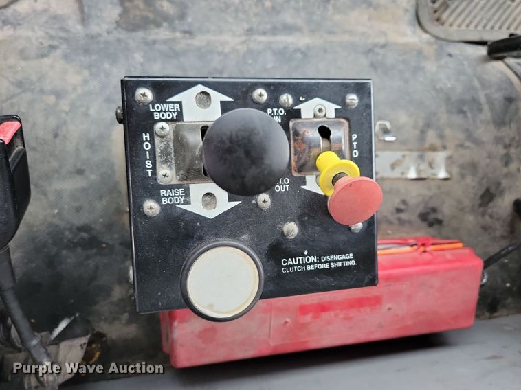 image for item LO9842 2000 Freightliner FL70  dump truck