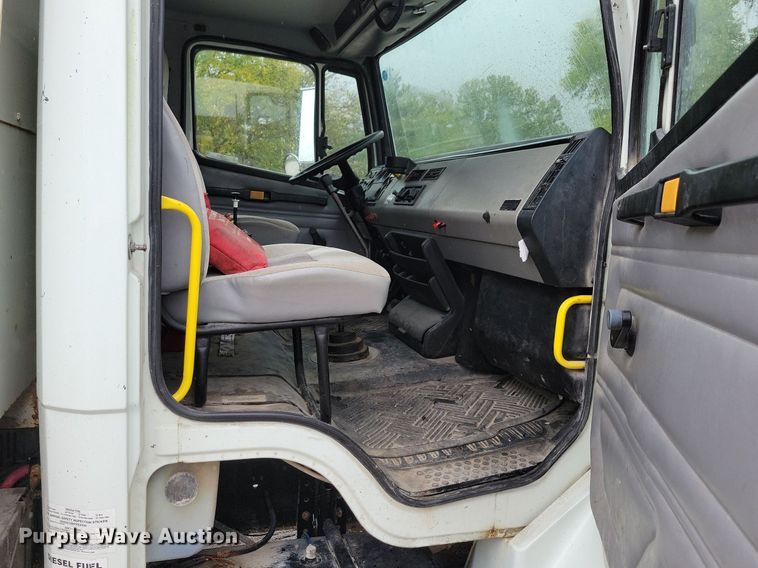 image for item LO9842 2000 Freightliner FL70  dump truck