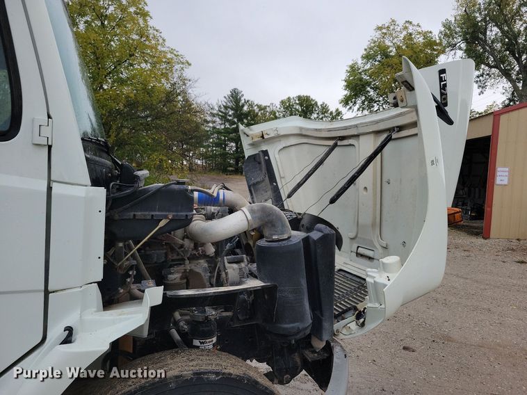 image for item LO9842 2000 Freightliner FL70  dump truck