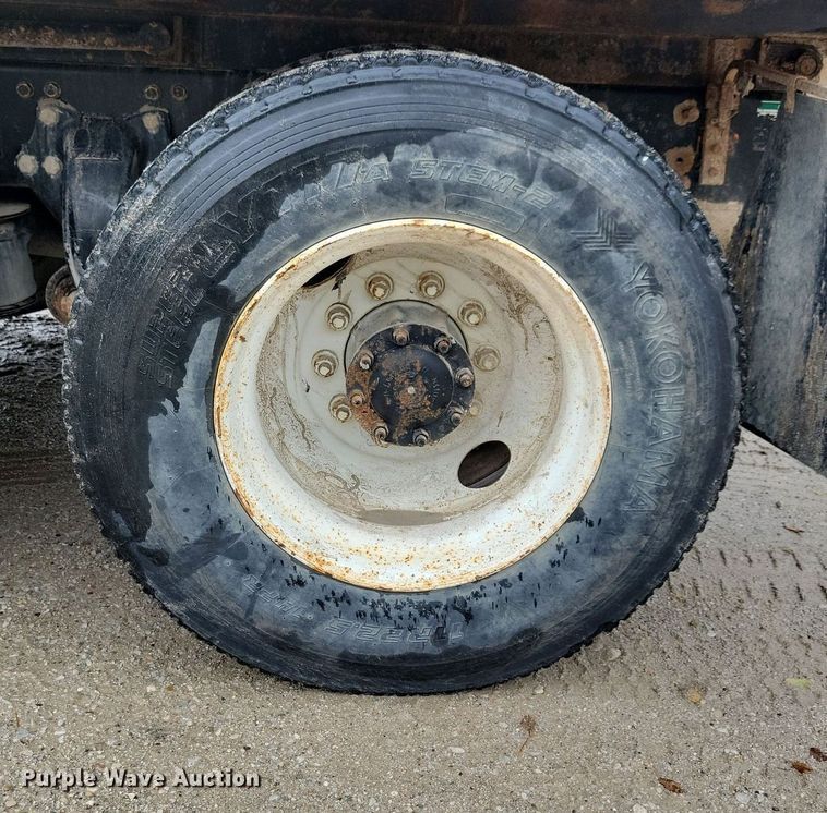 image for item LO9842 2000 Freightliner FL70  dump truck