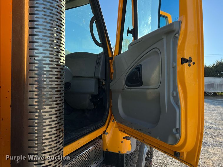 image for item NI9041 2007 International 7400  dump truck