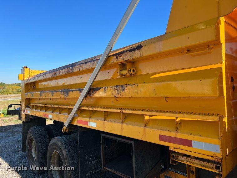 image for item NI9042 2006 International 7400  dump truck