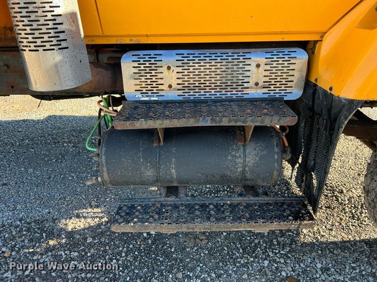 image for item NI9042 2006 International 7400  dump truck