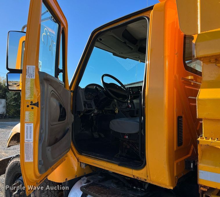 image for item NI9042 2006 International 7400  dump truck