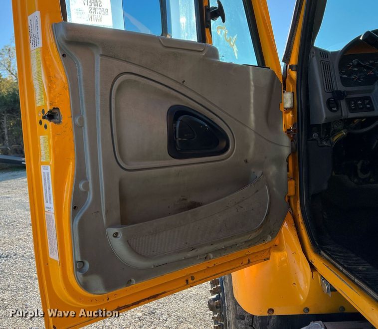 image for item NI9042 2006 International 7400  dump truck