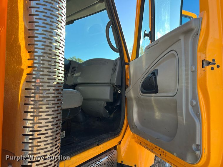 image for item NI9042 2006 International 7400  dump truck