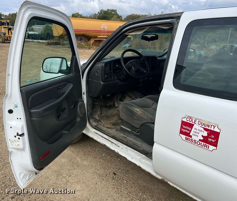 image for item NI9059 2005 Chevrolet Silverado 1500  Ext. Cab pickup truck cab and chassis