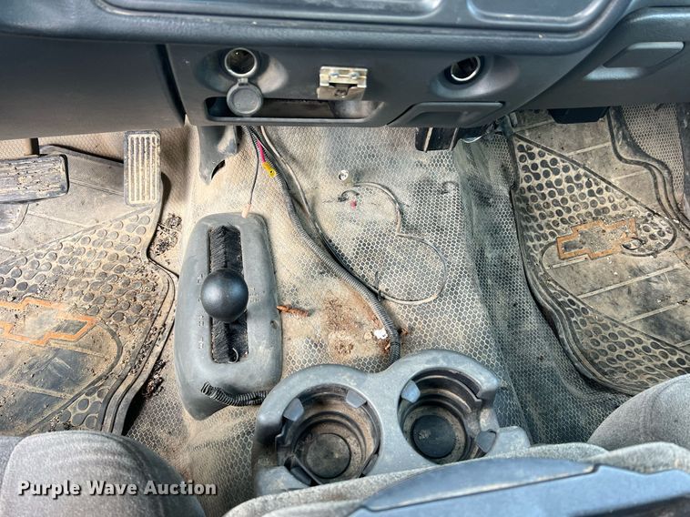 image for item NI9059 2005 Chevrolet Silverado 1500  Ext. Cab pickup truck cab and chassis