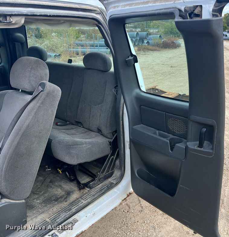 image for item NI9059 2005 Chevrolet Silverado 1500  Ext. Cab pickup truck cab and chassis