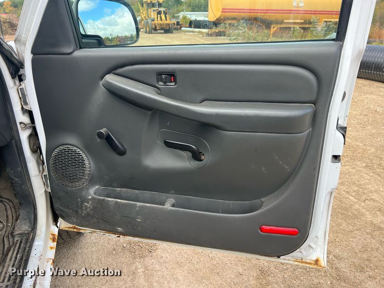 image for item NI9059 2005 Chevrolet Silverado 1500  Ext. Cab pickup truck cab and chassis