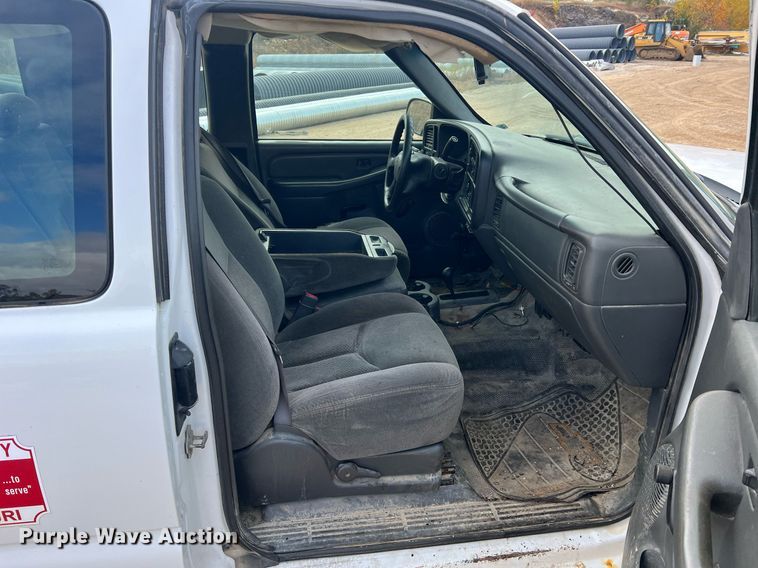 image for item NI9059 2005 Chevrolet Silverado 1500  Ext. Cab pickup truck cab and chassis