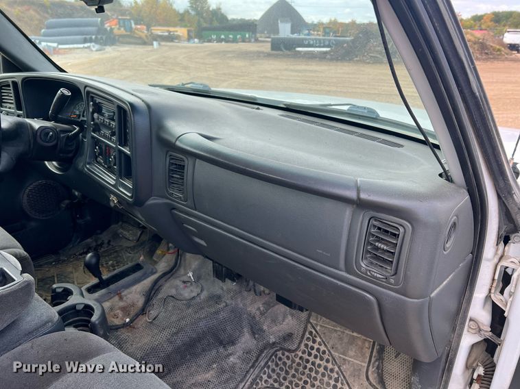 image for item NI9059 2005 Chevrolet Silverado 1500  Ext. Cab pickup truck cab and chassis