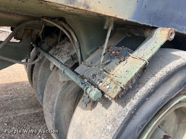 image for item NI9060 Hyster C530  pneumatic roller