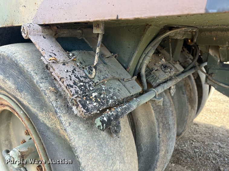 image for item NI9060 Hyster C530  pneumatic roller