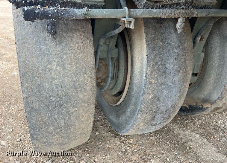 image for item NI9060 Hyster C530  pneumatic roller