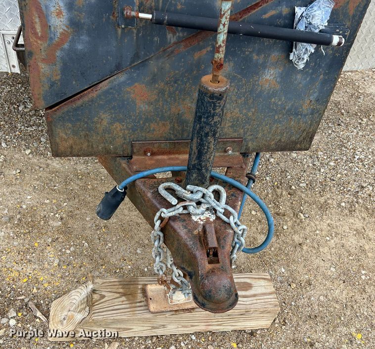 image for item NI9064 2004 Doolittle  enclosed cargo trailer